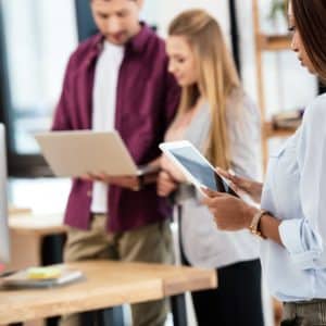 Travailler debout toute la journée : un inconfort que l&rsquo;on finit souvent par accepter